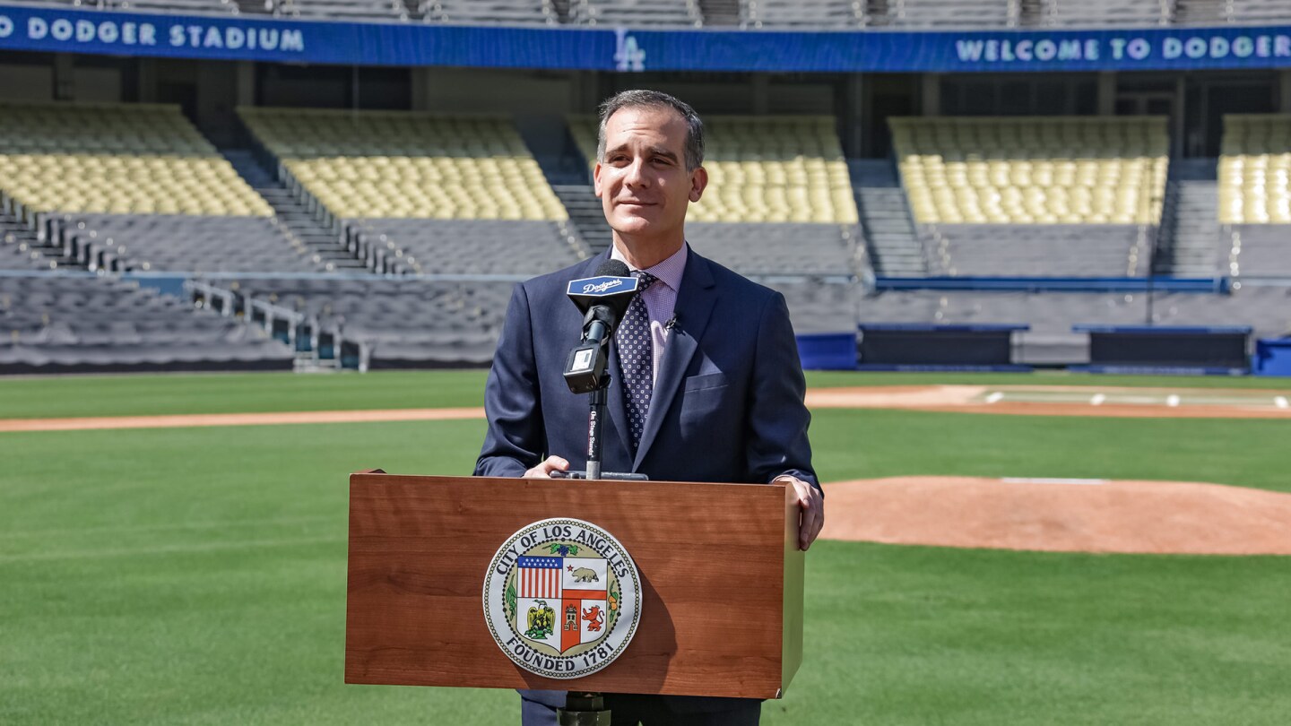 Mayor Garcetti at Dodger Stadium Testing Center | Courtesy of Diana León, Office of Los Angeles Mayor Eric Garcetti