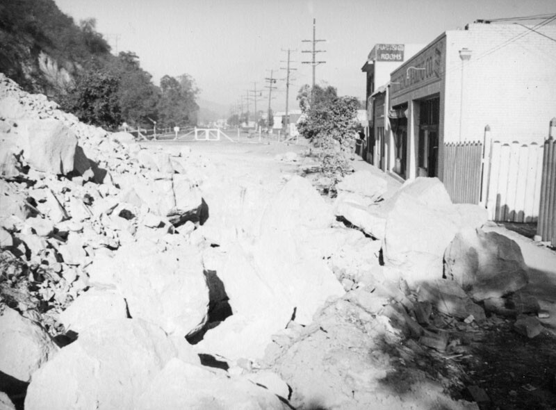 The landslide advancing on Riverside Drive. Courtesy of the Herman J. Schultheis Collection - Los Angeles Public Library.