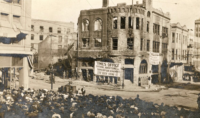Crowd views bombed LA Times building, 1910