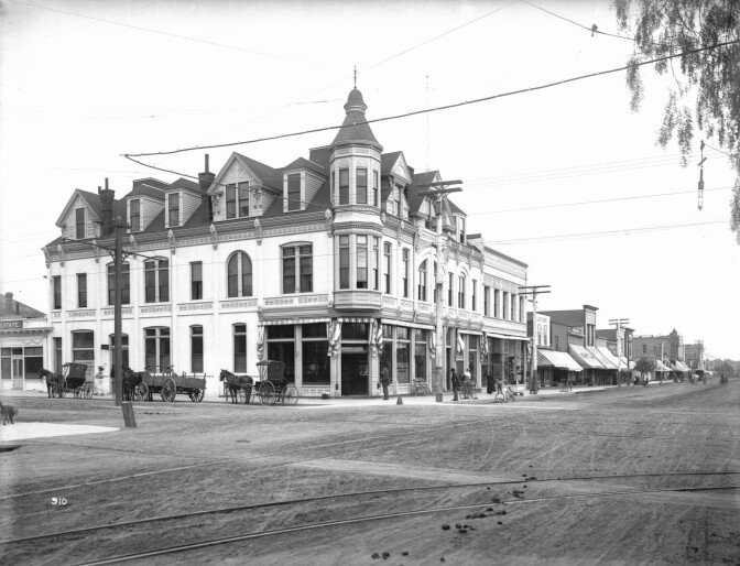 1900 view of Third Street at Broadway in Santa Monica. Courtesy of the USC Libraries - California Historical Society Collection.