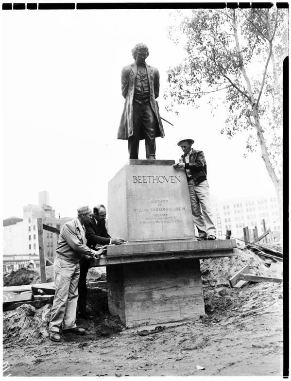 Statue replaced in Pershing Square, 1952 | Herald-Examiner Collection, Courtesy of the USC Digital Archive
