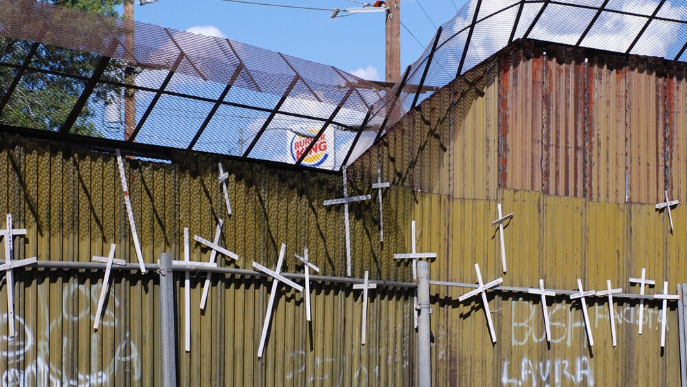 Memorial crosses on the wall at Nogales, Sonora | Photo: John McIntosh, some rights reserved
