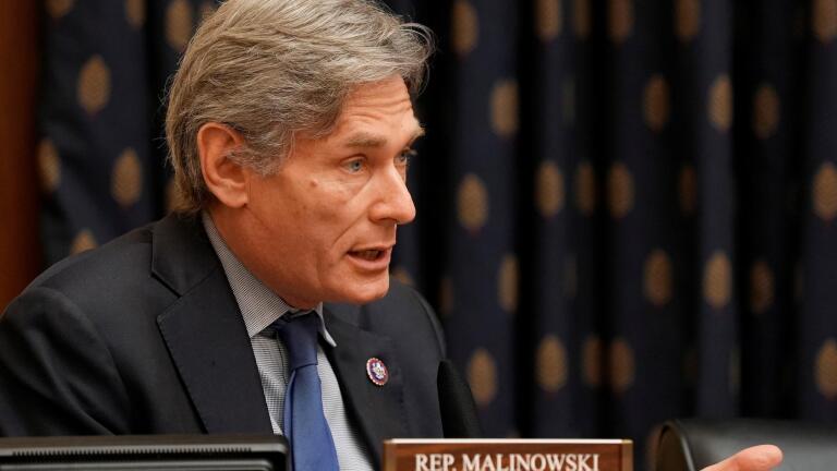 Bill aims to use assets of wealthy Russians to aid Ukraine