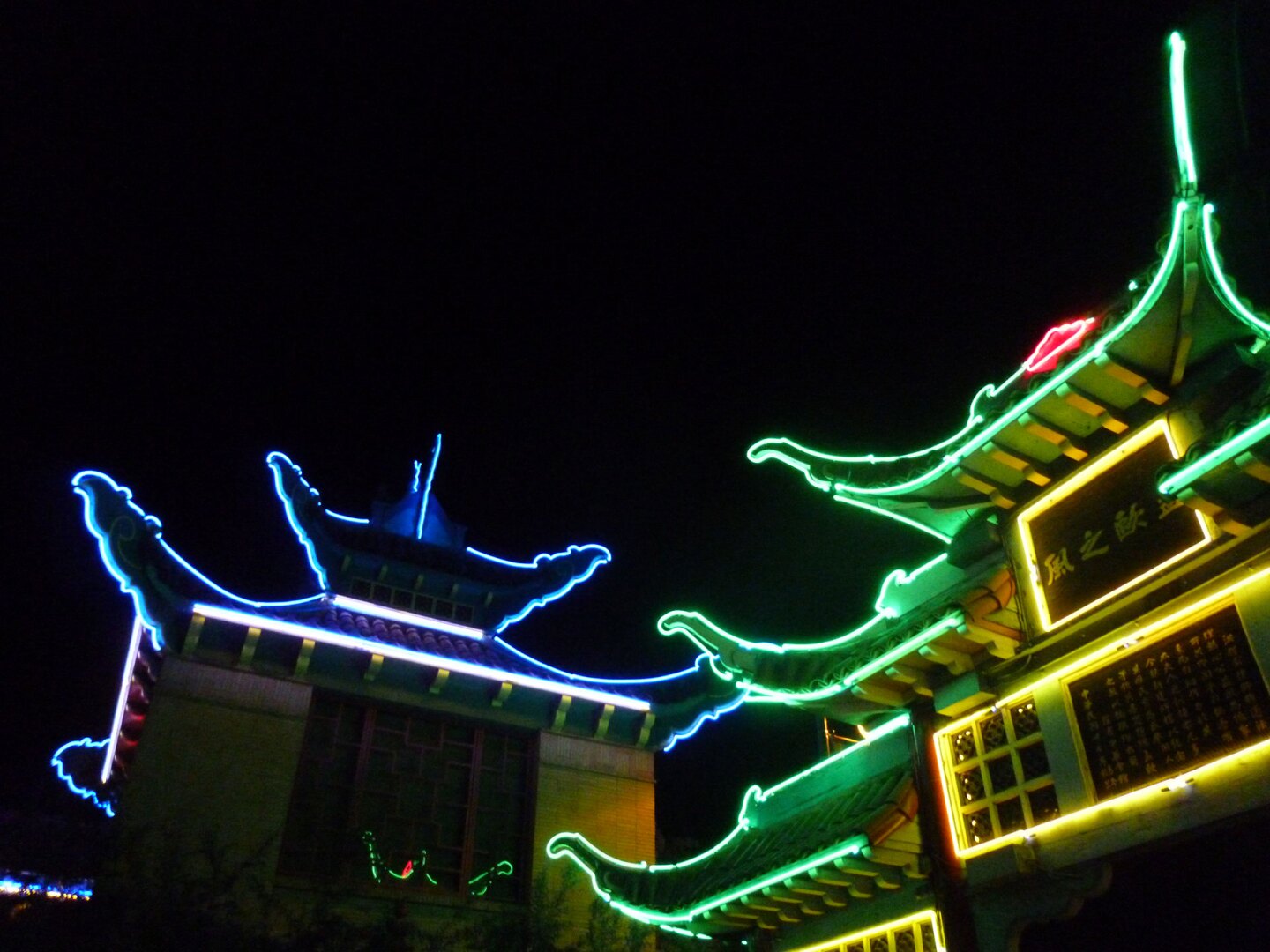 Neon lights in Chinatown | Sandi Hemmerlein