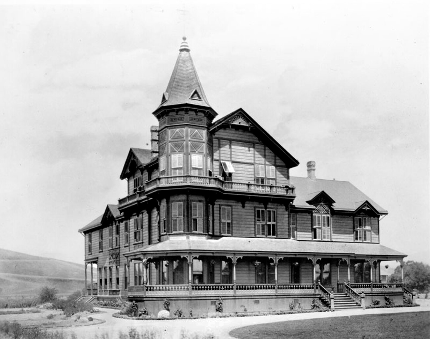 A rambling, wood-framed hotel – often the only building in sight – greeted eager buyers at nearly every boomtime subdivision. Opened in November 1886, the Garvanza Villa Hotel was located at Avenue 63 and York Boulevard.