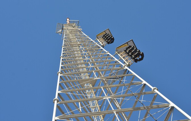KCET's 373-foot broadcast antenna tower