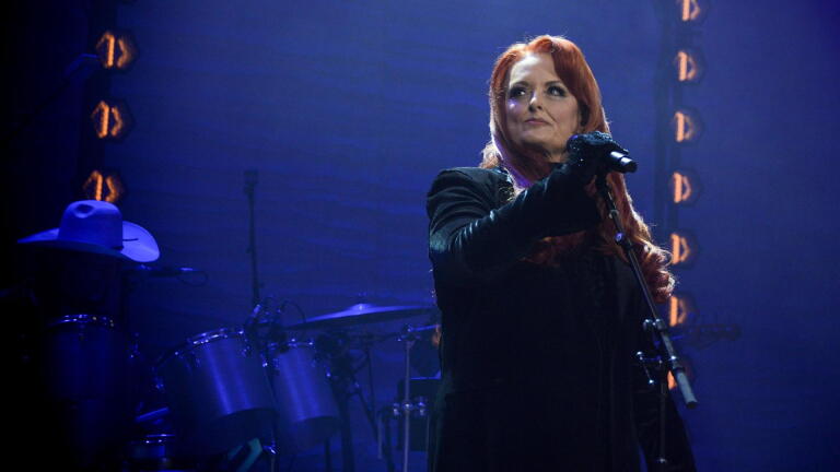 Wynonna Judd Performs "Woman to Woman"