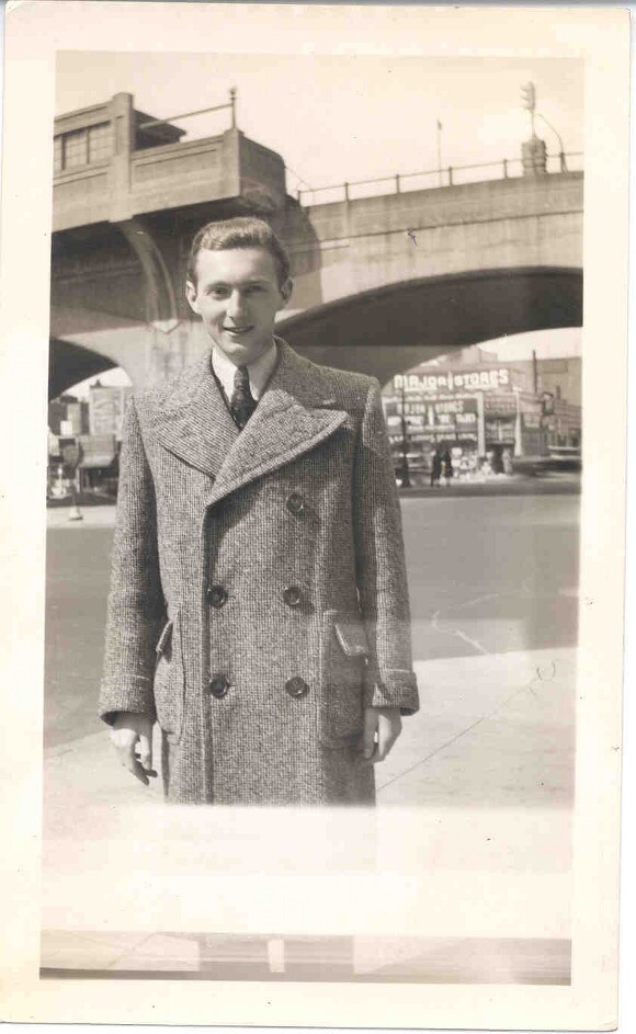 Walter Arlen on a Chicago street in 1940.