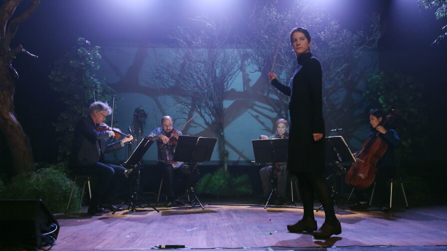 Lisa Bielawa conducts the Kronos Quartet on the set of Vireo
