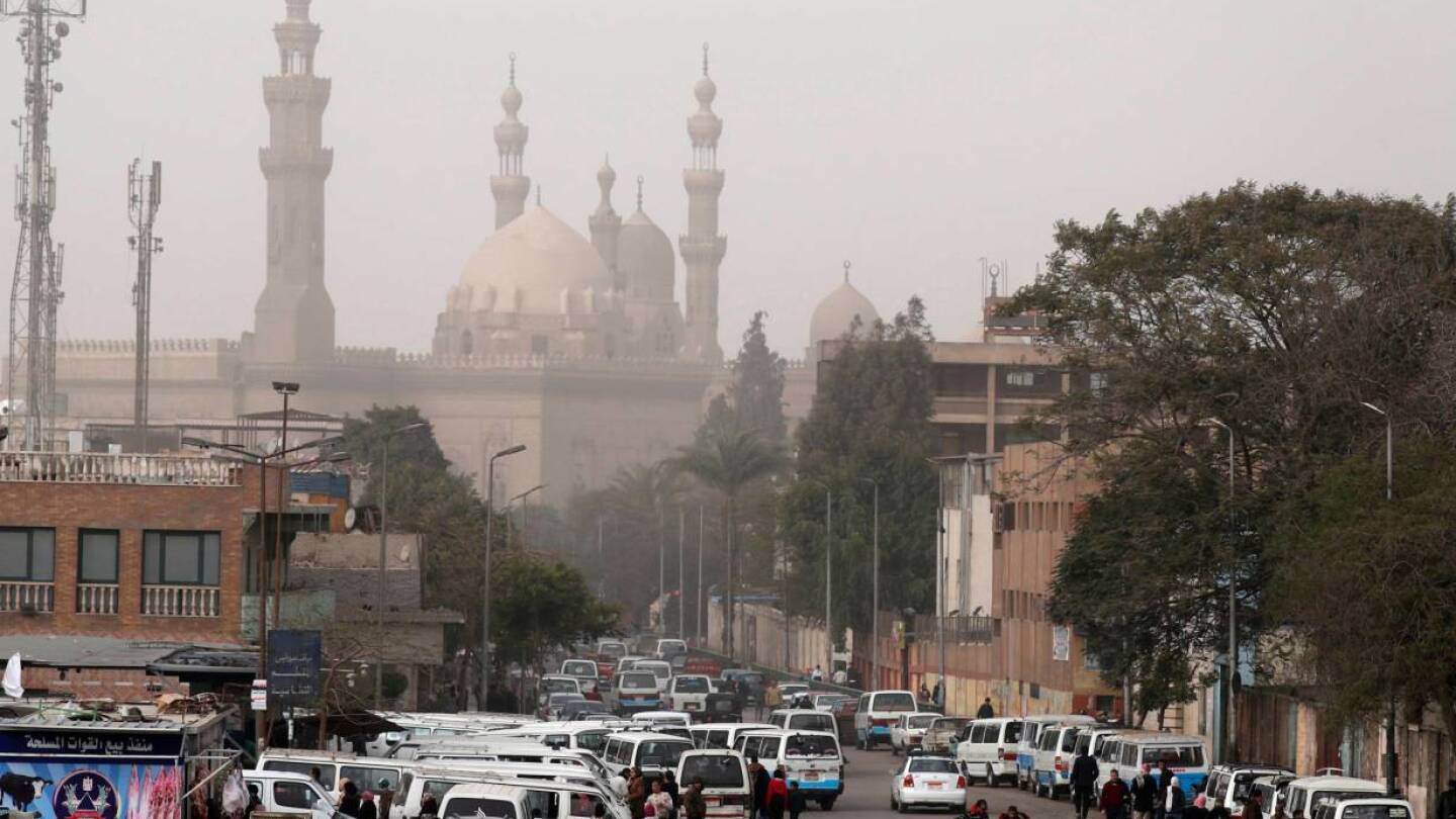The minarets of Sultan Hassan Mosque and the Al-Rifa'i Mosque are seen as a traffic jam forms during a sandstorm in Cairo, Egypt January 6, 2019. | REUTERS/Amr Abdallah Dalsh