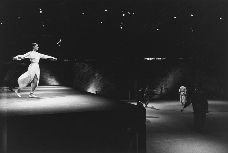 Lucinda Childs on upper stage. | Photo: Garry Winogrand © The Estate of Garry Winogrand, courtesy Fraenkel Gallery, San Francisco.