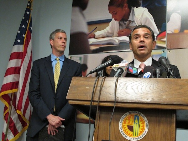 US Sec. of Education Arne Duncan (L) joins LA Mayor Antonio Villaraigosa and LA Unified officials to announce an overhaul to the program that educates more than 200,000 English learner students at the school district.