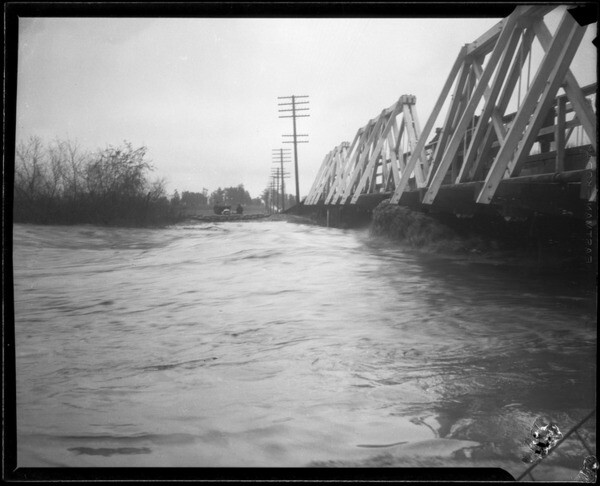 A swollen San Gabriel River in 1927. Courtesy of the Los Angeles Times Photographic Archive , UCLA Library. Used under a Creative Commons license.
