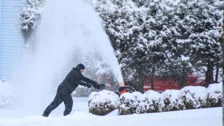 News Wrap: Massive winter storm snarls post-holiday travel