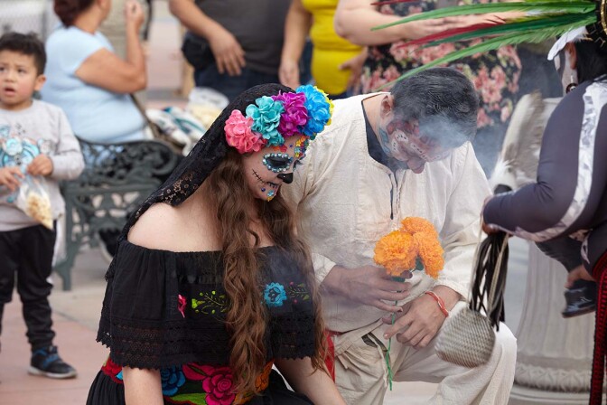 Día de los Muertos celebration in 2019. Two players in calaveras bowing. | Pablo Aguilar