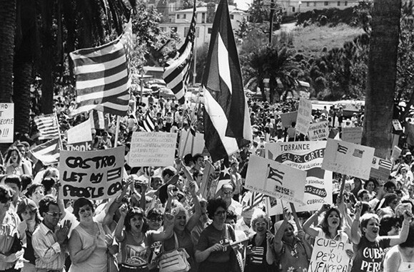 Protesters send Castro a message: 'Let my people go', 1980 photo by Dean Musgrove. | Los Angeles Public Library Herald-Examiner Collection