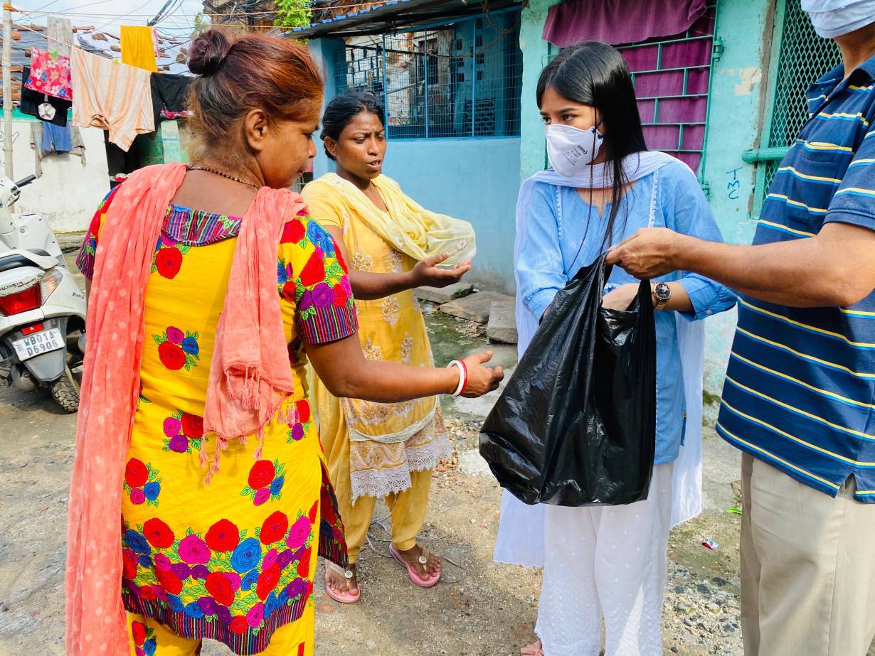 Aqsa Mushtaque (R) distributes sanitary pads in the slums of Kolkata, India on June 10, 2020. | Photo credit: Aqsa Mushtaque