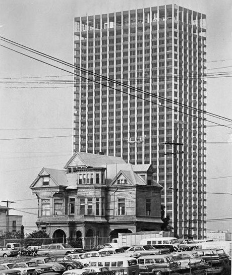 The 42-story Union Bank building rises behind a Victorian house on Bunker Hill, 1966. Courtesy of the Los Angeles Times Photographic Archive. Department of Special Collections, Charles E. Young Research Library, UCLA.