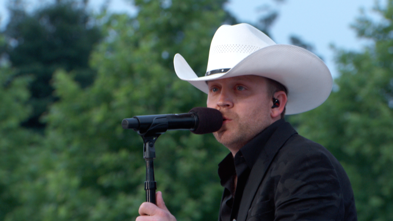 Justin Moore Sings "The Ones Who Didn't Make It Back Home"