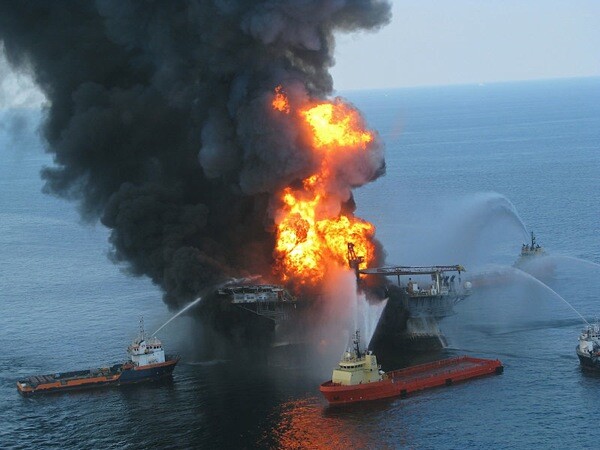 Platform supply vessels battle the blazing remnants of the off shore oil rig Deepwater Horizon on April 20, 2010 | Photo: United States Coast Guard