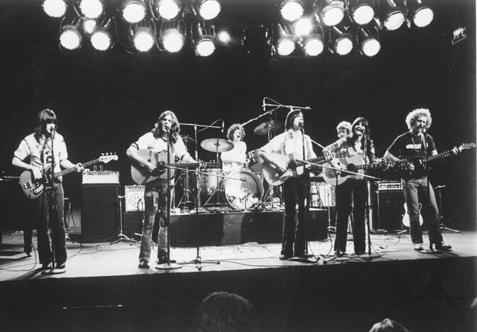 (L-R) Randy Meisner, Glenn Frey, Don Henley, Jackson Browne, Don Felder, Linda Ronstadt, and Bernie Leadon perform with the rock band "Eagles" perform in circa 1976. | Michael Ochs Archives/Getty Images