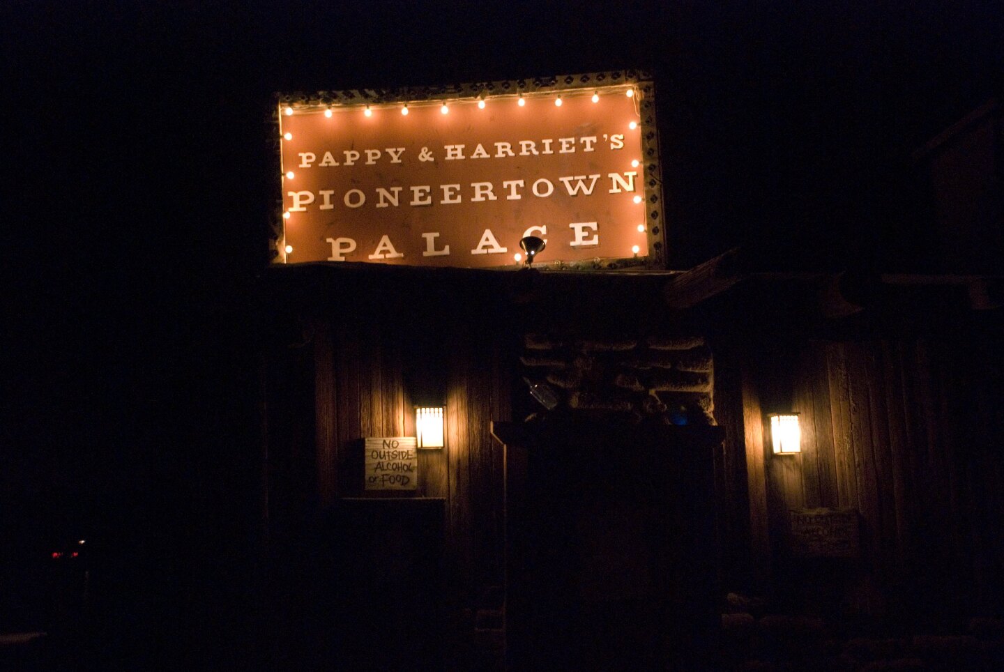 The exterior of Pappy & Harriet's Pioneertown | beccacantpark (Flickr/Creative Commons)