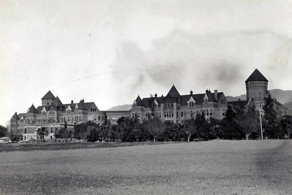 Exterior_view_of_the_State_Hospital_600