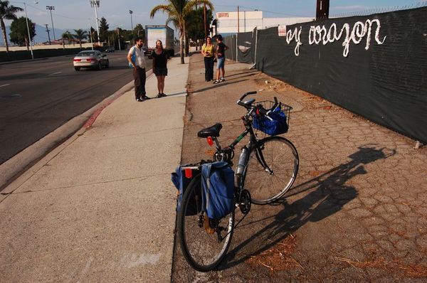 'Ay Corazon' catches people's attention before entering the freeway | Photo by Ernesto Chaves/SEMAP