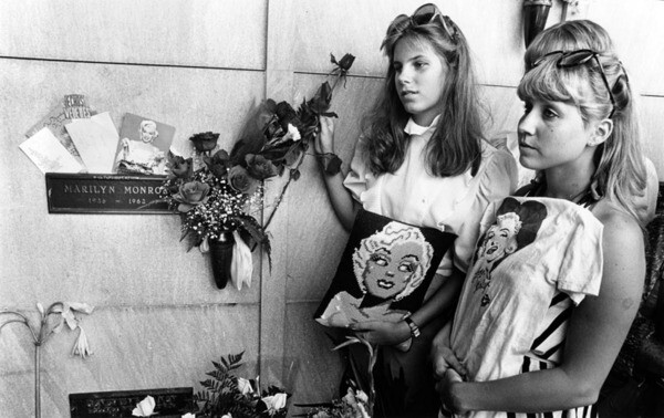 Nancy Yorkshaitis, 14, left, and Jamie Steward, 18, pay their respects at cryptside ceremonies in Westwood for Marilyn Monroe, who died 20 years ago. August 8, 1982 | Herald-Examiner Collection, Los Angeles Public Library