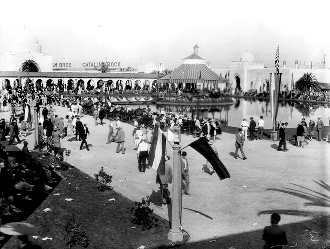 Pool of Reflections. Fair attendees waited by the pool for the day’s entertainment to begin. Photograph courtesy of Security Pacific National Bank Collection, Los Angeles Public Library Image