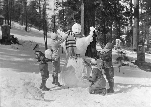 Campers making snowman at a large gathering of people at picnic grounds, Big Pines Recreational Camp. | Digitally reproduced by the USC Digital Library; From the California Historical Society Collection at the University of Southern California