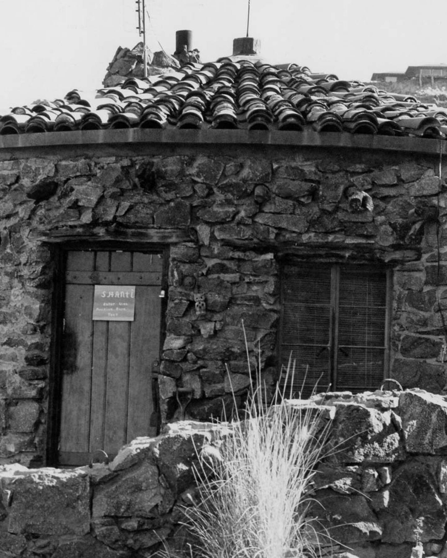 The former home of architect R. Lee Miller. The sign on the door says: "Shanti. Enter with Primitive Bare Feet." | Courtesy of Palm Springs Historical Society. All Rights Reserved.
