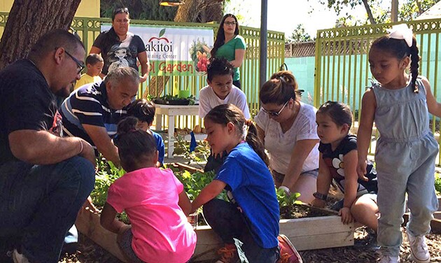 Parents and students at Akitoi Learning Center take part in a garden workshop facilitated by Earthworks Farm. Cara Santa Maria from SoCal Connected looks on