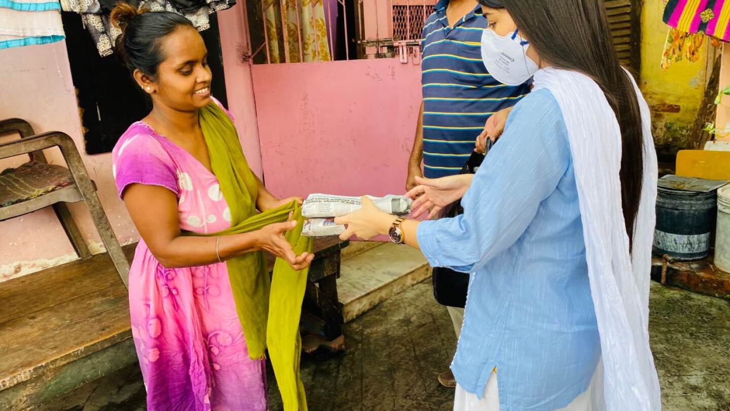 Aqsa Mushtaque (R) distributes sanitary pads in the slums of Kolkata, India on June 10, 2020. | Photo credit: Aqsa Mushtaque
