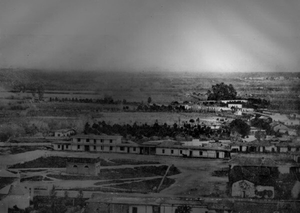 El Aliso is visible in the distance in this 1857 photo of the Los Angeles Plaza. Courtesy of the Photo Collection, Los Angeles Public Library.