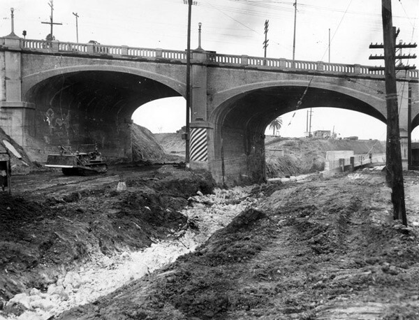 1943 view of the Macy Street viaduct over the Arroyo de las Pasas' former route. Today, the bridge carries Cesar Chavez Avenue over the Interstate 10 freeway.