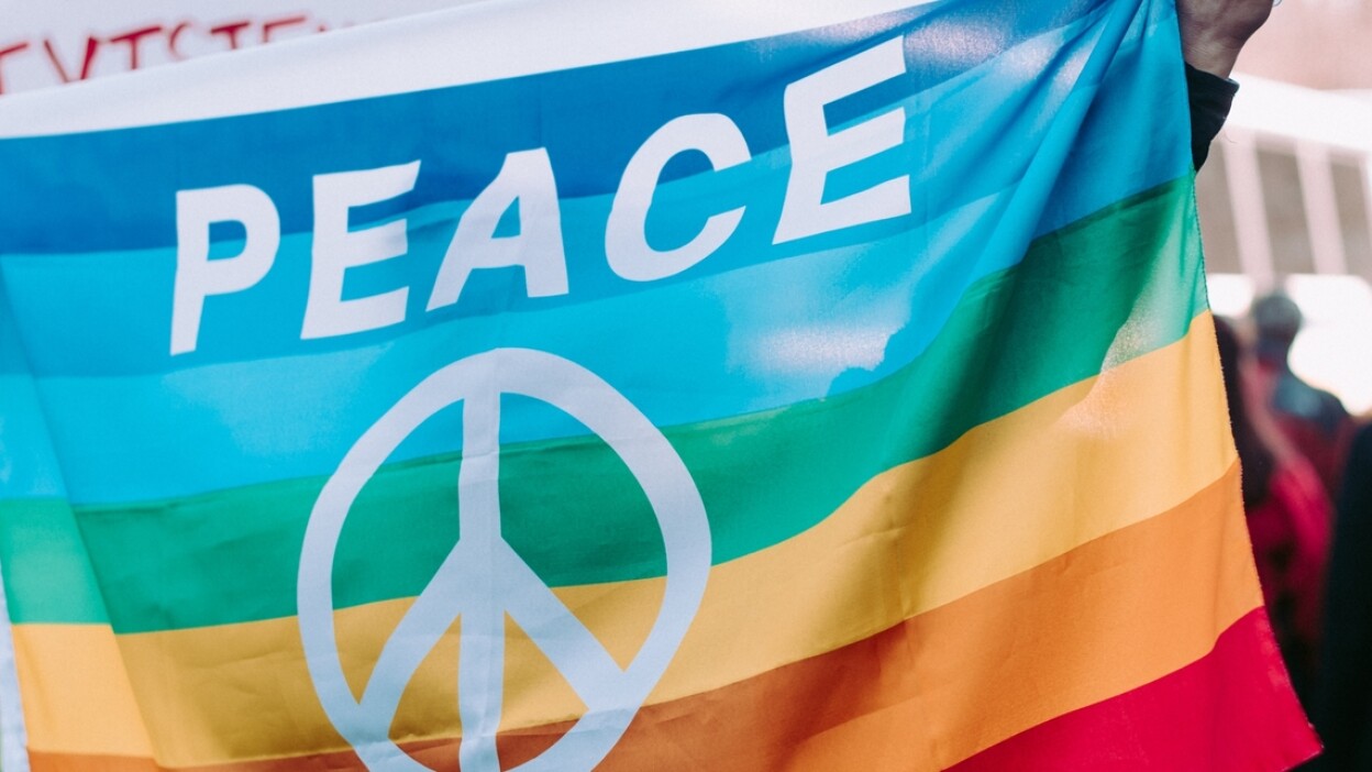 Peace flag | Alice Donovan Rouse on Unsplash