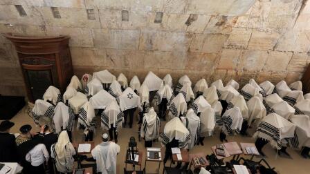 Israelis mark Passover in shadow of war