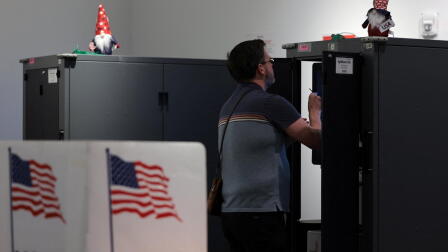 Democratic and GOP strategists on Trump's unpopularity