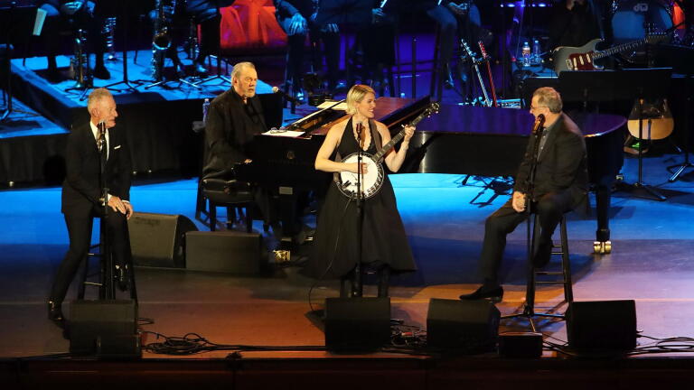 Jimmy Webb, Vince Gill, Lyle Lovett and Ashley Campbell perform "Highwayman"