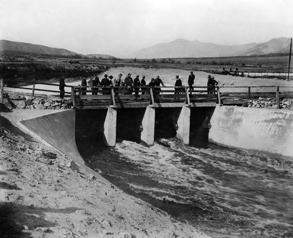 1913 view of the Owens River turning into the Los Angeles Aqueduct. Courtesy of the Herald-Examiner Collection, Los Angeles Public Library.