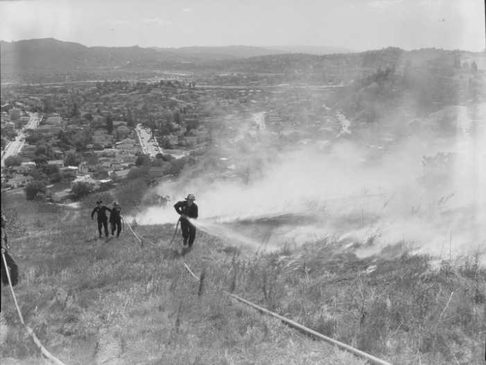 Fire fighters rush to confront a wildfire on Mt. Washington on May 13, 1961. Courtesy of the Los Angeles Times Photographic Archive, Department of Special Collections, Charles E. Young Research Library, UCLA. Used under a Creative Commons license.