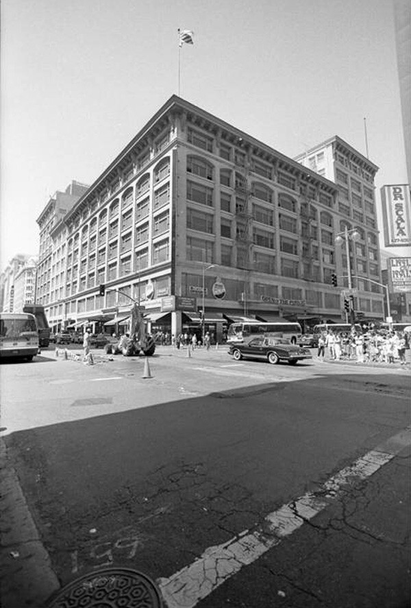 Former Bullock's department store at Seventh and Broadway in 1986. Courtesy of the Los Angeles Times Photographic Archive, Young Research Library, UCLA. Used under a Creative Commons license.