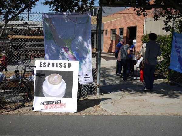 A sign attracts passersby on the bike/pedestrian path to the pop-up coffee shop | Photo: Daniel Hanaya