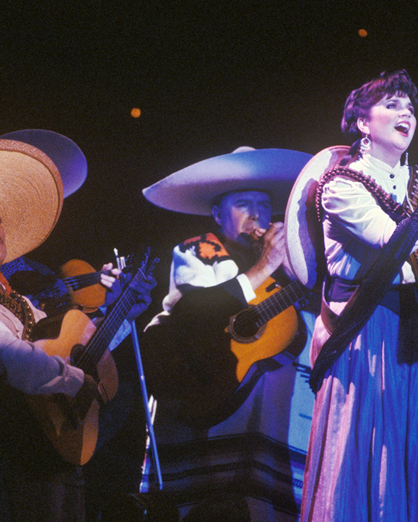 Singer Linda Ronstadt belts out songs in Spanish from her "Canciones de Mi Padre" album at a 1988 Los Angeles, California concert. | George Rose/Getty Images