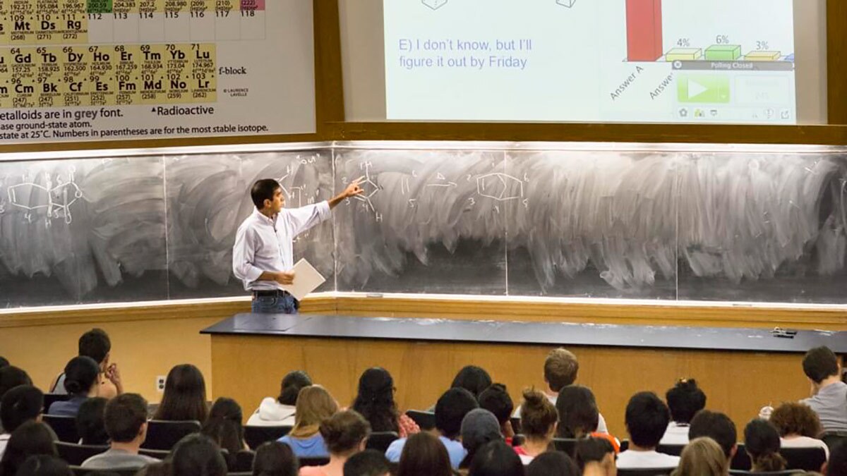 Neil Garg teaching his Chemistry 14D students | Coral von Zumwalt, Courtesy of UCLA