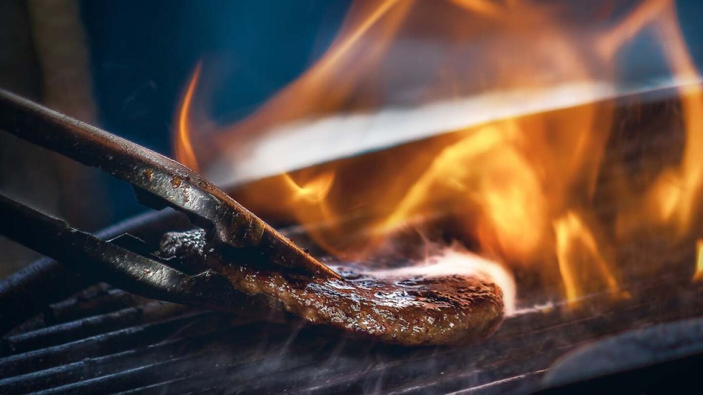 Barbecueing meat | James Sutton on Unsplash