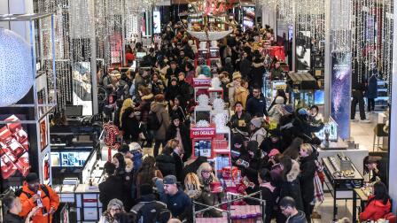 News Wrap: Shoppers flock to deals on lucrative Black Friday