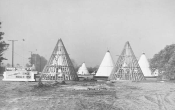 The Wigwam Motel under construction in 1950. | Photo: Courtesy Wigwam Motel