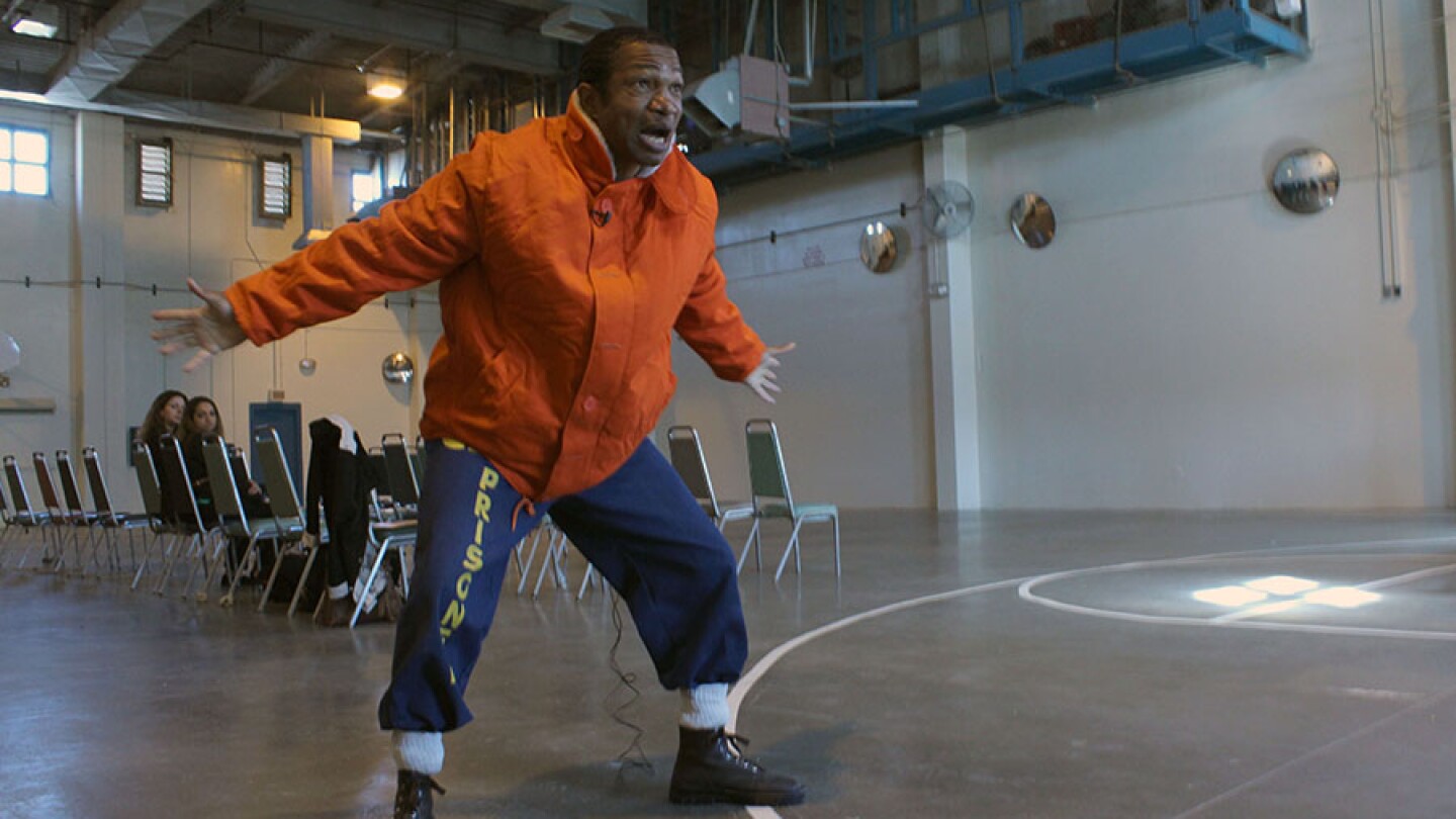 LAC prisoner performs